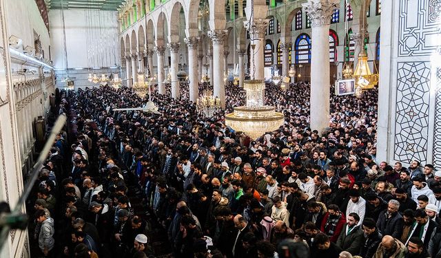 Suriye'de Esad'sız  ilk cuma namazı: Emevi Camii doldu taştı