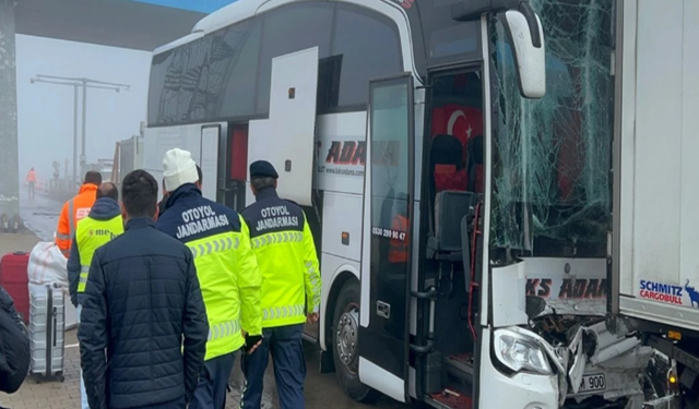 Niğde’de yolcu otobüsü tır’a çarptı