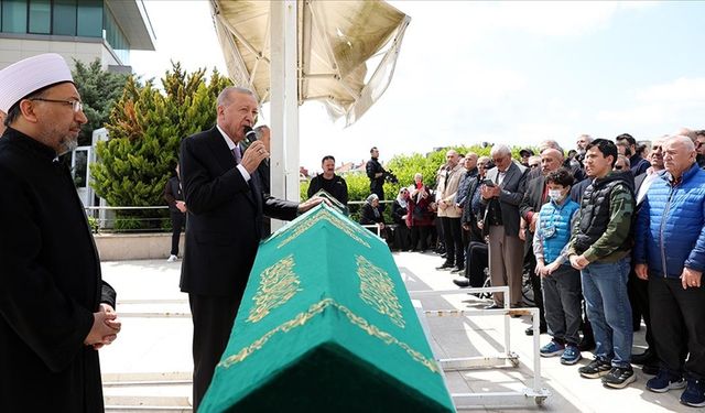 Cumhurbaşkanı Erdoğan, Vefat Eden Öğretmeni Ahmet Kahraman’ın Cenazesine Katıldı