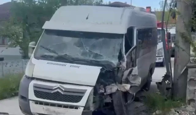 Düzce’de elektrik direğine çarpan minibüsün sürücüsü aranıyor