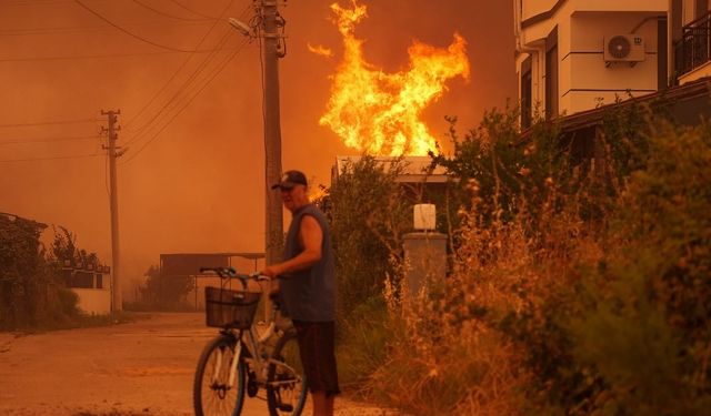 İzmir’de Yangın Alarmı: Çok Sayıda Nokta Alevlere Teslim! Gaziemir’de Otoyol Kapatıldı