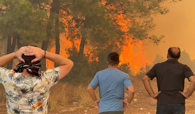 Antalya’da 3 Farklı Noktada Orman Yangını: Tahliyeler Başladı