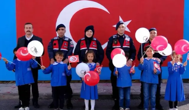 Askerler, öğrencilerle birlikte okul duvarına Türk bayrağı çizdi