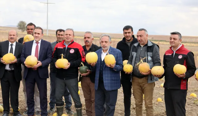 Birinci olan Kayseri Talaslı çiftçiye Başkan Yalçın'dan tebrik