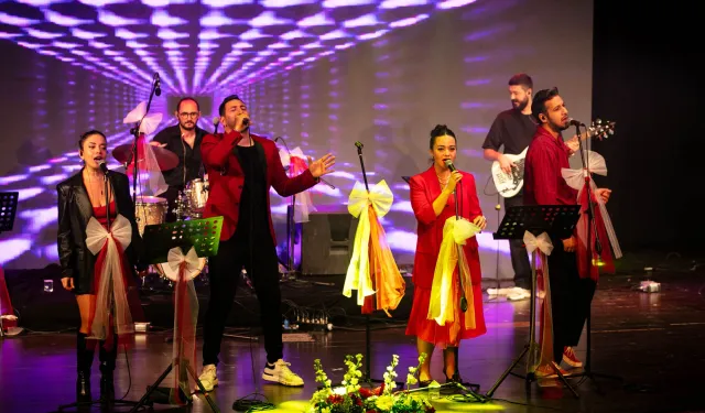 İzmir Güzelbahçe'de 102. yıl coşkusuna kortej ve konserli kutlama