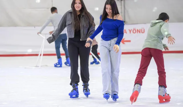 İzmir'de kışın keyfi buzda yaşanıyor