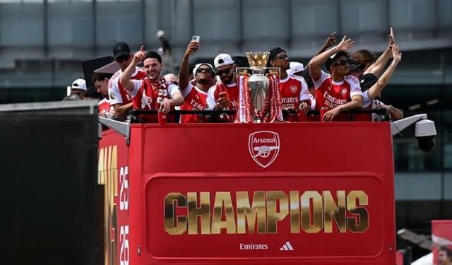 Arsenal 22 yıllık hasreti sokaklarda bitirdi!