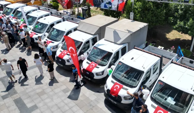 İzmit'in araç filosunu 400'e çıkardı... Yeni hizmet araçları tanıtıldı