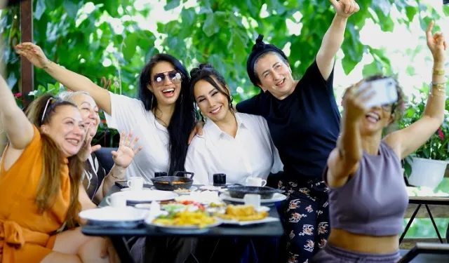 Asena arkadaşlarıyla klip çekti
