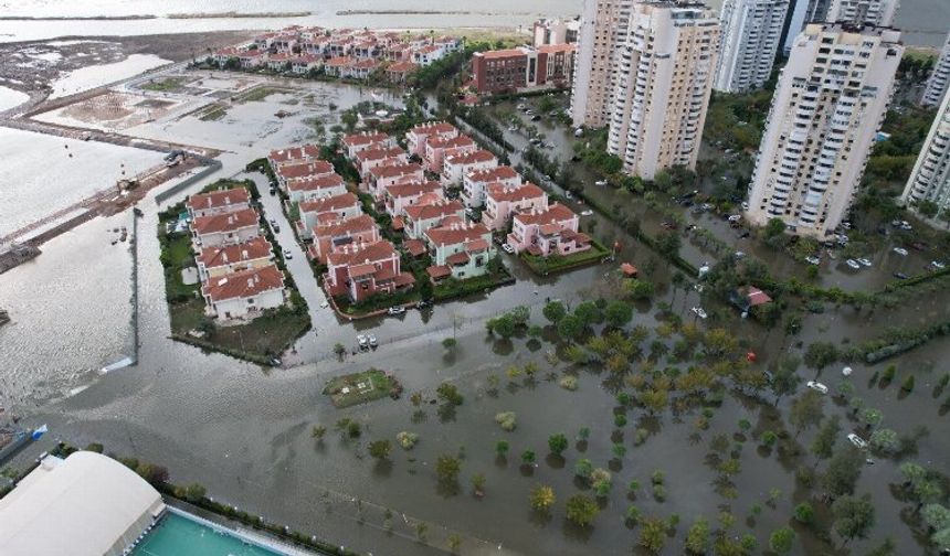Deniz taştı, İzmir bu hale geldi