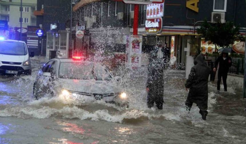 Antalya'da sağanak, fırtına ve hortum etkili oldu