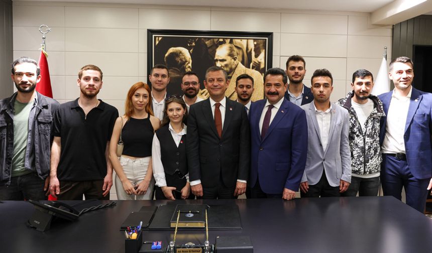 CHP Genel Başkanı Özgür Özel, partisinin Denizli İl Başkanlığını ziyaret etti.