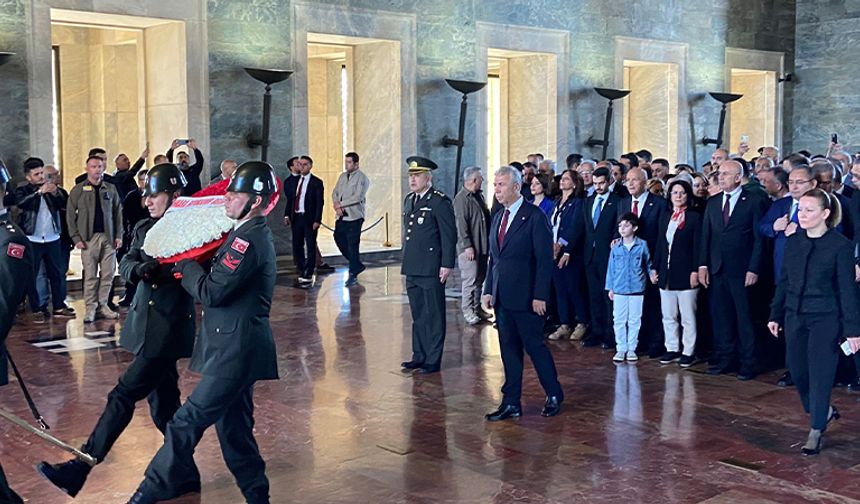 Mansur Yavaş ve Ankara'nın CHP'li belediye başkanları Anıtkabir'i ziyaret etti