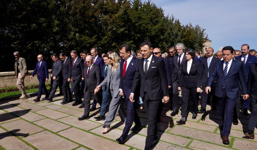 Ekrem İmamoğlu ve CHP 'li belediye başkanları Anıtkabir'i ziyaret etti