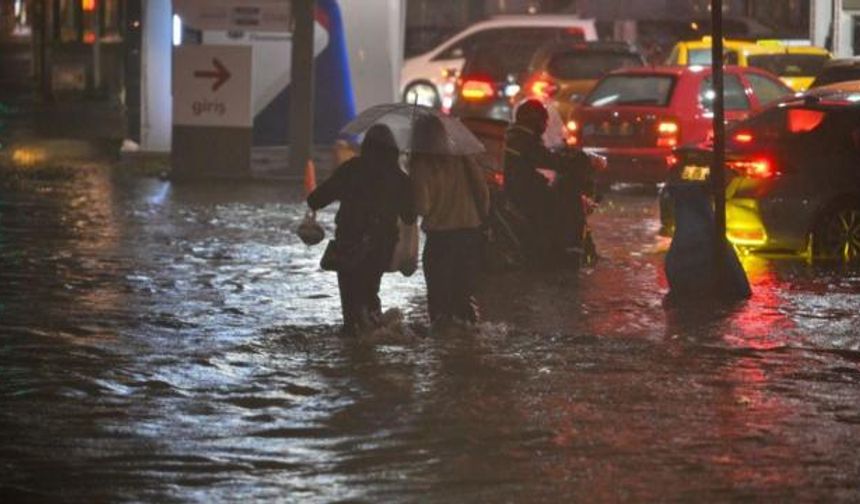 Ankara'da sağanak yağış hayatı felç etti