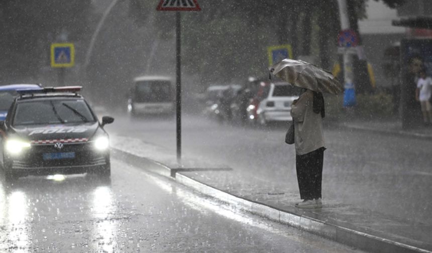 Ankara'da sağanak yağış etkili oldu, yollar göle döndü