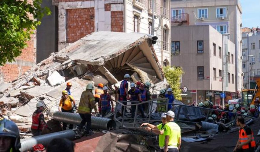 İstanbul Küçükçekmece'de bina çöktü