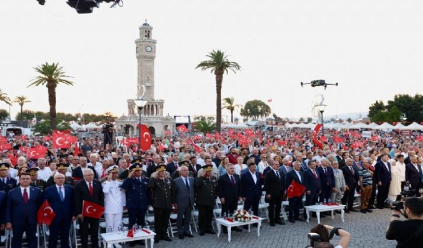 İzmirliler, 15 Temmuz için Konak Meydanı'nda tek yürek oldu