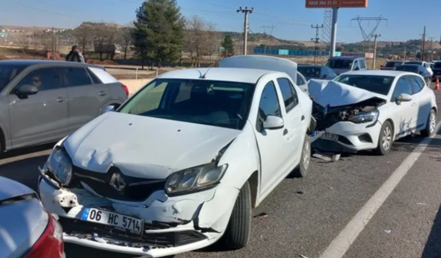 Diyarbakır’da 4 otomobilin karıştığı zincirleme kaza meydana geldi