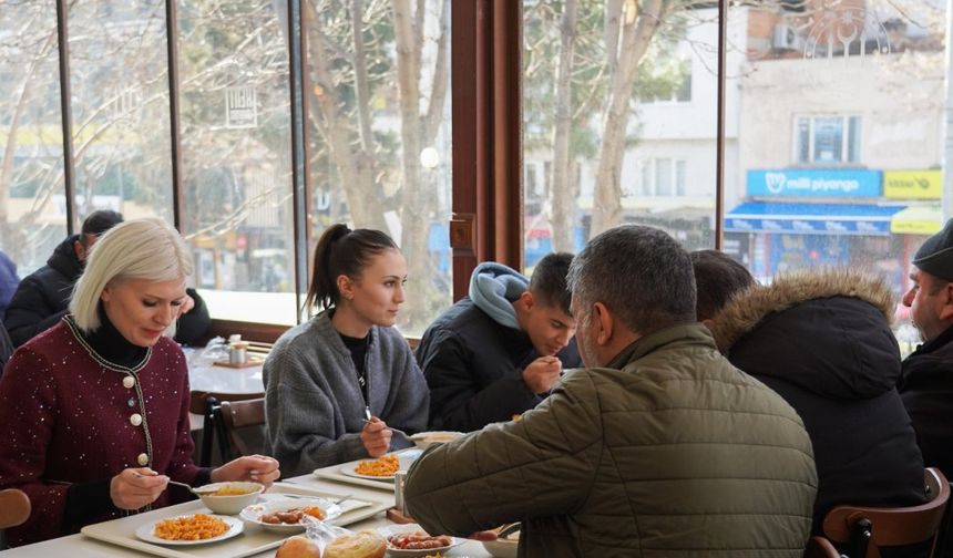 Bilecik Belediye  Başkanı  Subaşı Kent Lokantası'nda vatandaşlarla birlikte yemek yedi