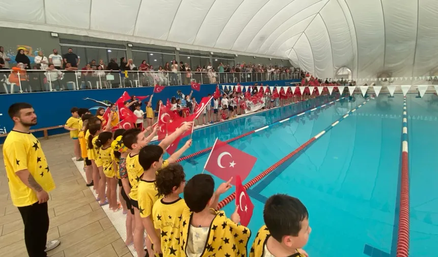 Kocaeli İzmit'te 23 Nisan’a özel yüzme yarışı