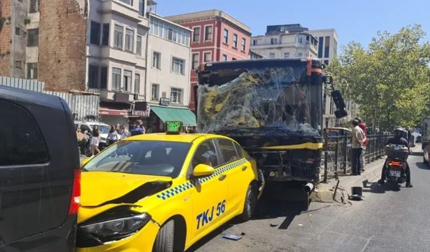İstanbul’da zincirleme kaza: İETT otobüsü 10 araca çarptı, yaralılar var