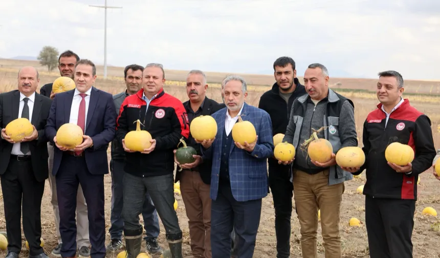 Birinci olan Kayseri Talaslı çiftçiye Başkan Yalçın'dan tebrik