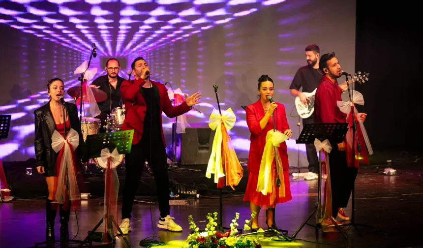 İzmir Güzelbahçe'de 102. yıl coşkusuna kortej ve konserli kutlama