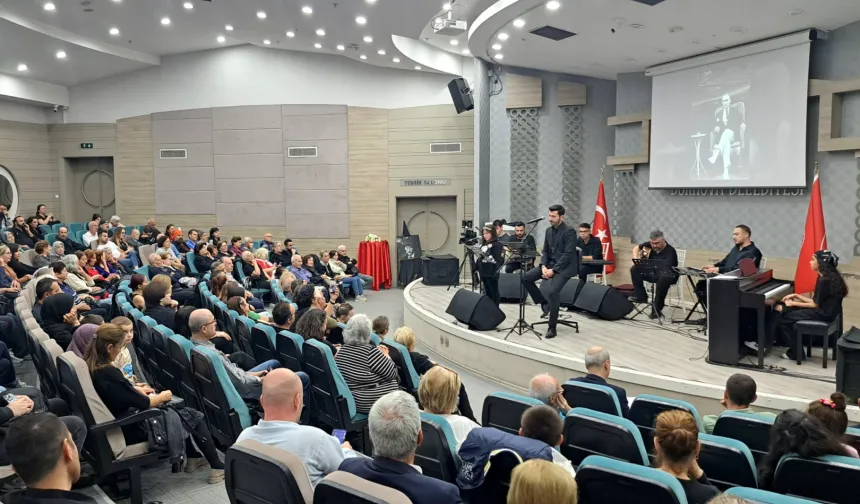 İzmir Bornova'da 10 Kasım'da duygu dolu gece