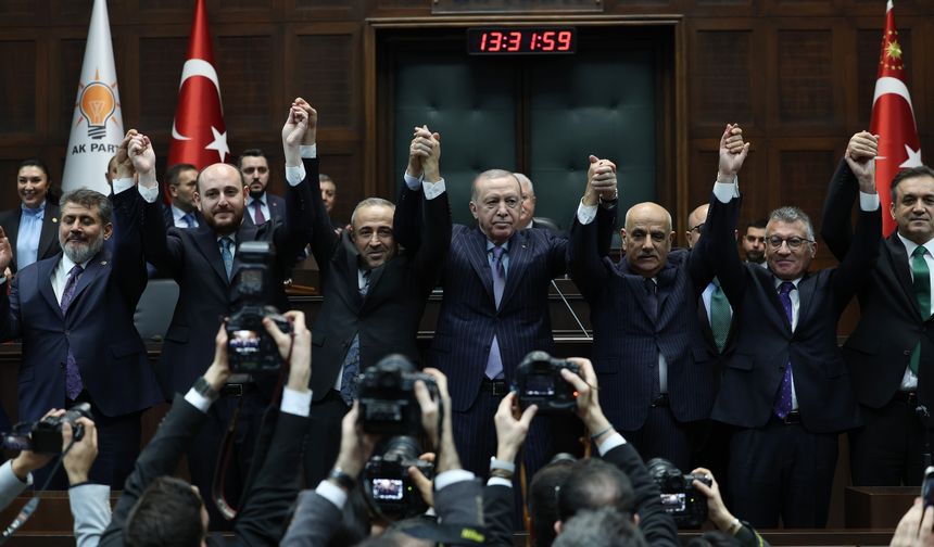 3 Milletvekili AK Parti’ye Katıldı: Rozetlerini Cumhurbaşkanı Erdoğan Taktı