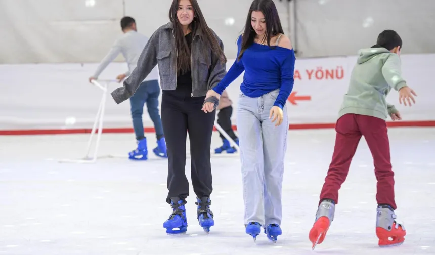 İzmir'de kışın keyfi buzda yaşanıyor