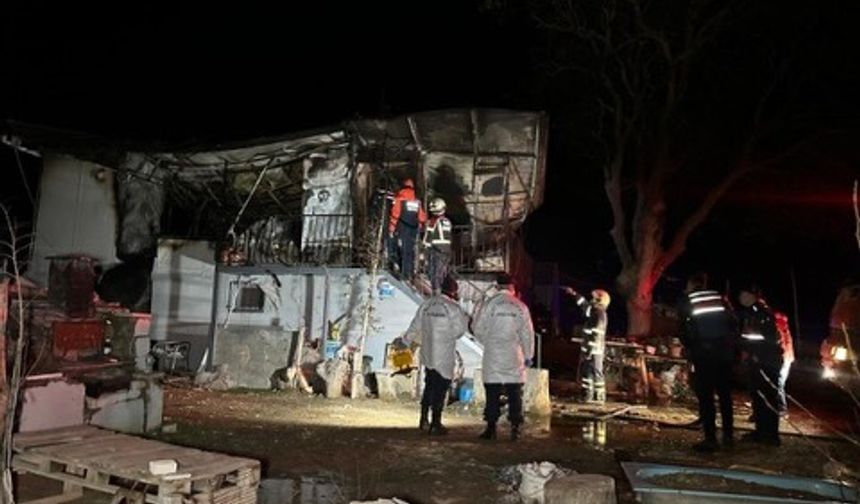 Uşak'ta prefabrik bir evde yangın çıktı