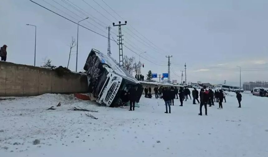 Ağrı’da Yolcu Otobüsü Kaza Yaptı: 16 Yaralı