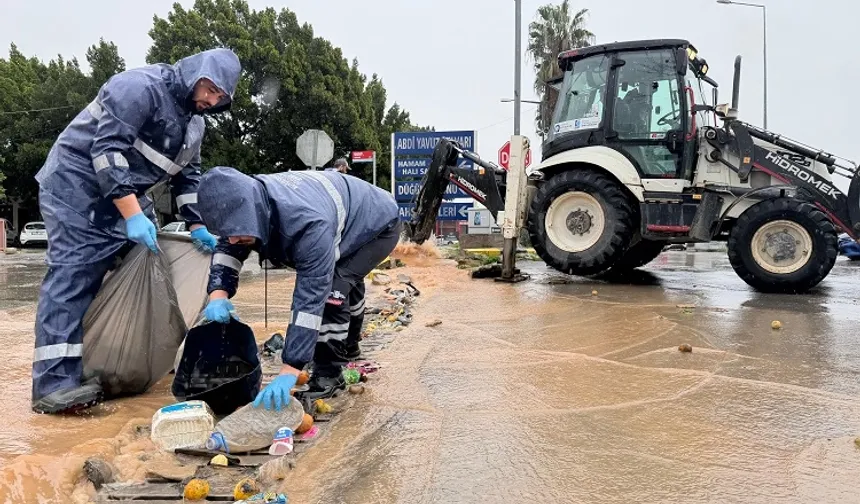 Antalya Büyükşehir ekipleri şiddetli yağışa karşı teyakkuz halinde
