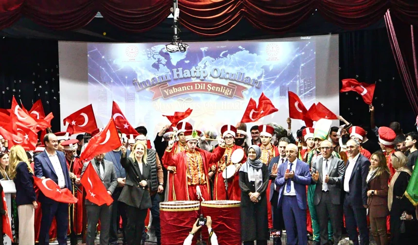 İzmir'de İmam Hatipliler 'Yabancı Dil Şenliği'nde buluştu