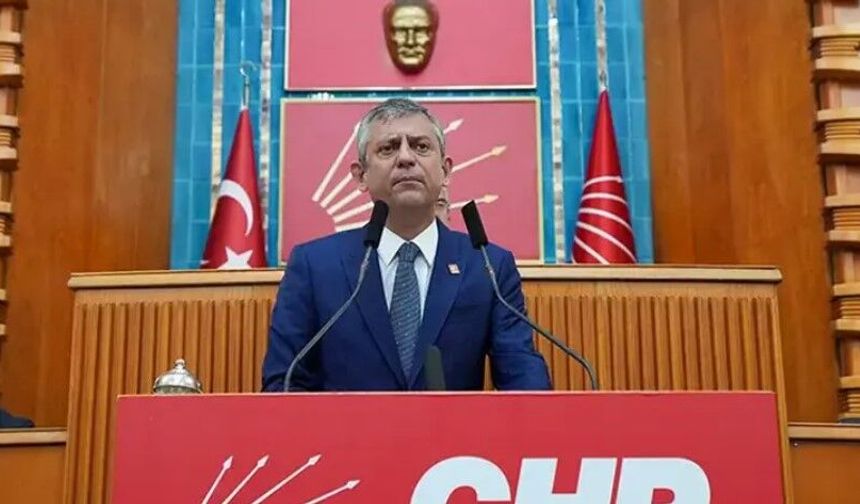 Kürsüde Özgür Özel, Salonda "Hain Kemal" Sloganları...