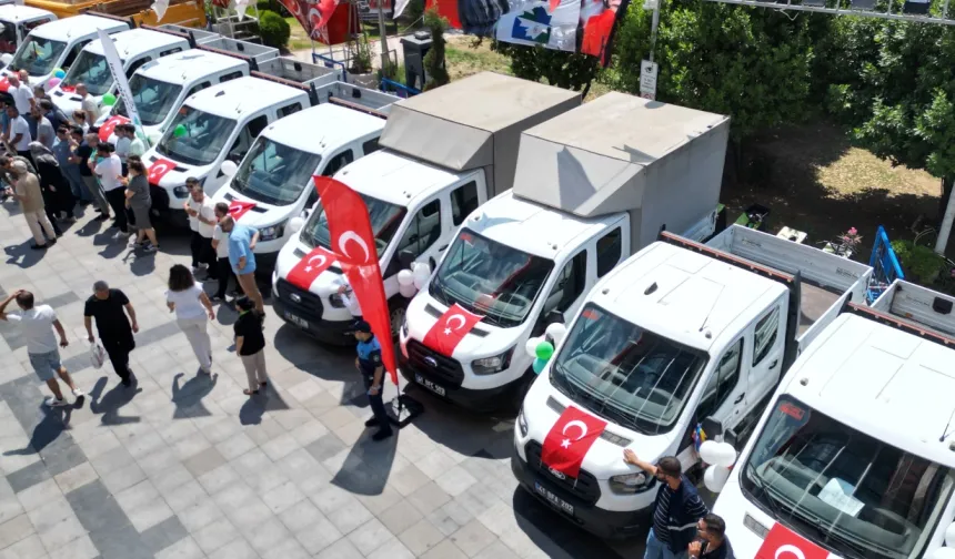 İzmit'in araç filosunu 400'e çıkardı... Yeni hizmet araçları tanıtıldı