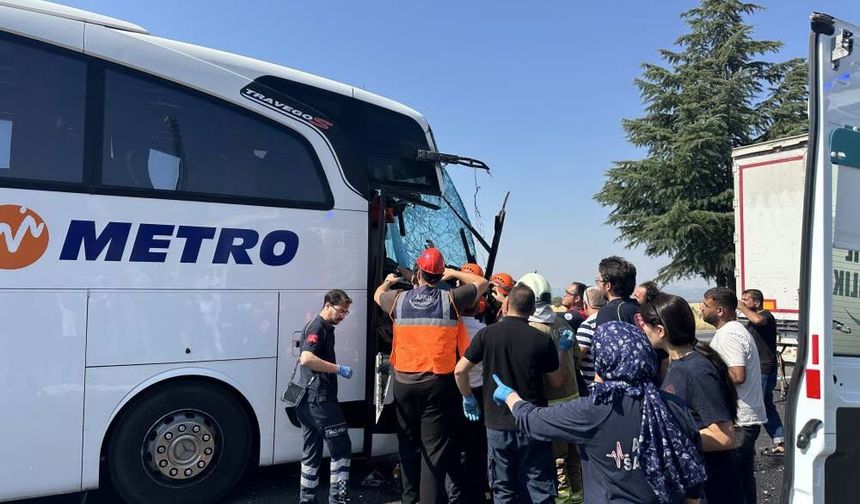 Uşak’ta yolcu otobüsü kamyona çarptı: 1’i ağır 8 yaralı